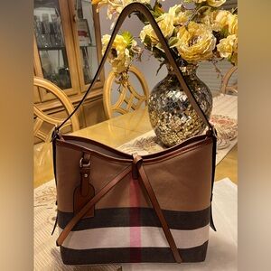 Beautiful inspired shoulder bag💜 (Size medium) New.